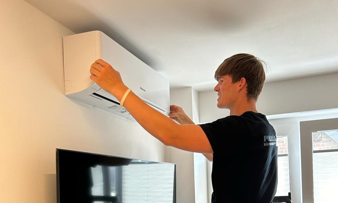 Techniker montiert eine Klimaanlage beim Kunden vor Ort